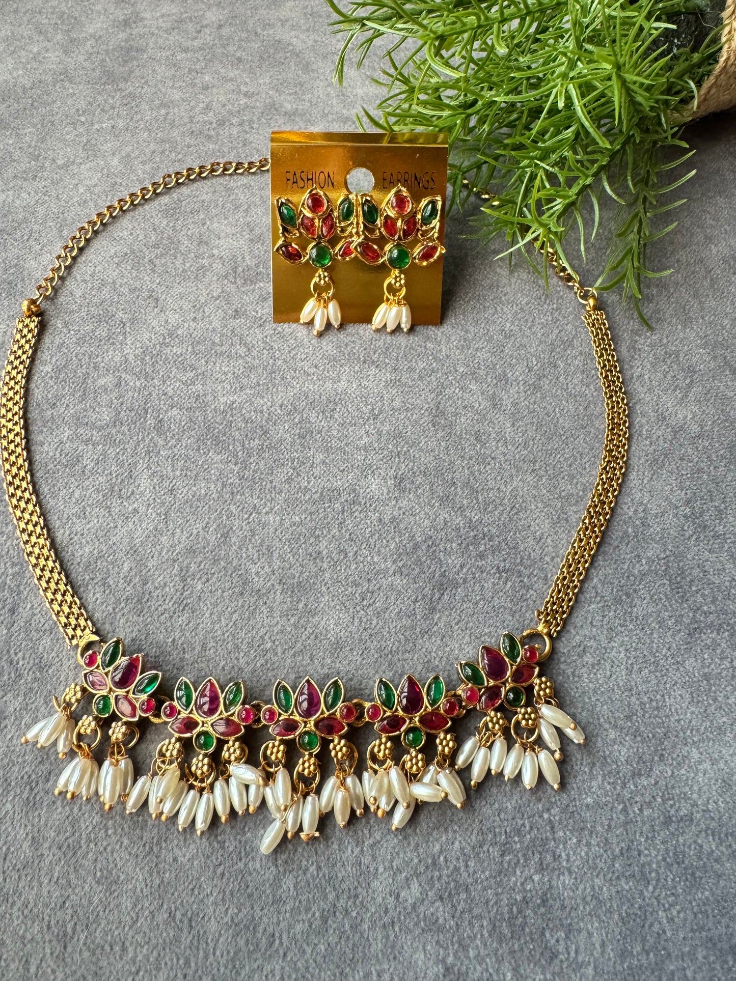 Kanjana - Ruby and green necklace